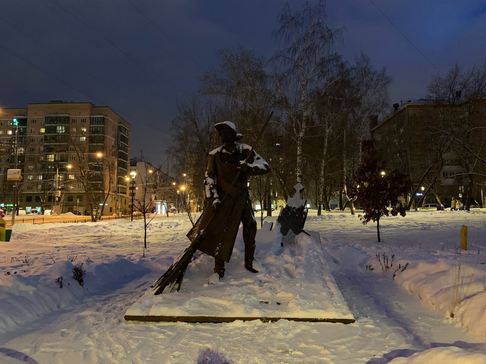 Ростокино ивантеевка. Дворник Салават. Ростокинский дворник.