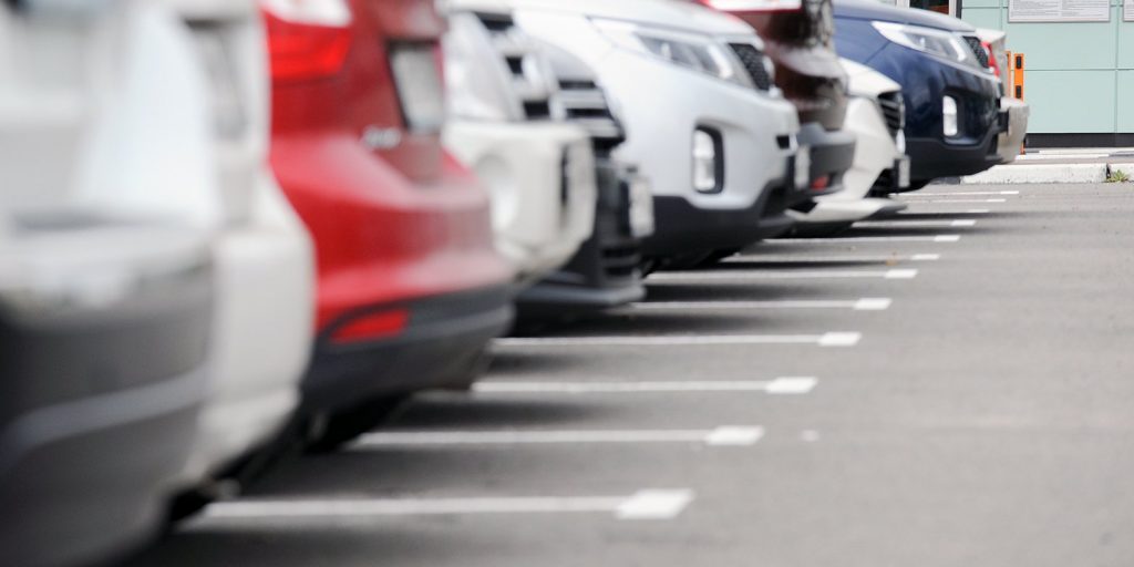 Недобросовестные автовладельцы перепутали тротуар в Будайском проезде с парковкой