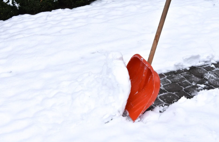 Коммунальщики освободят двор на Сельскохозяйственной от снега
